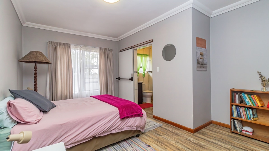 6 Bedroom Property for Sale in Aalwyndal Western Cape